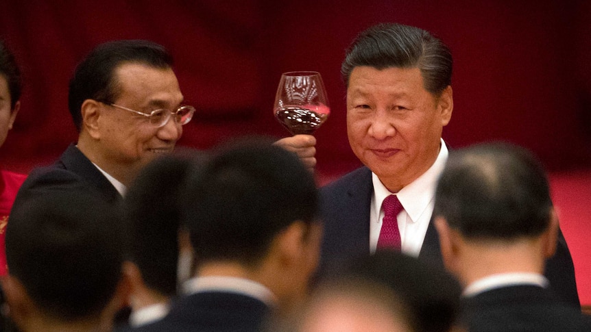 Xi Jinping podnosi filiżankę czerwieni