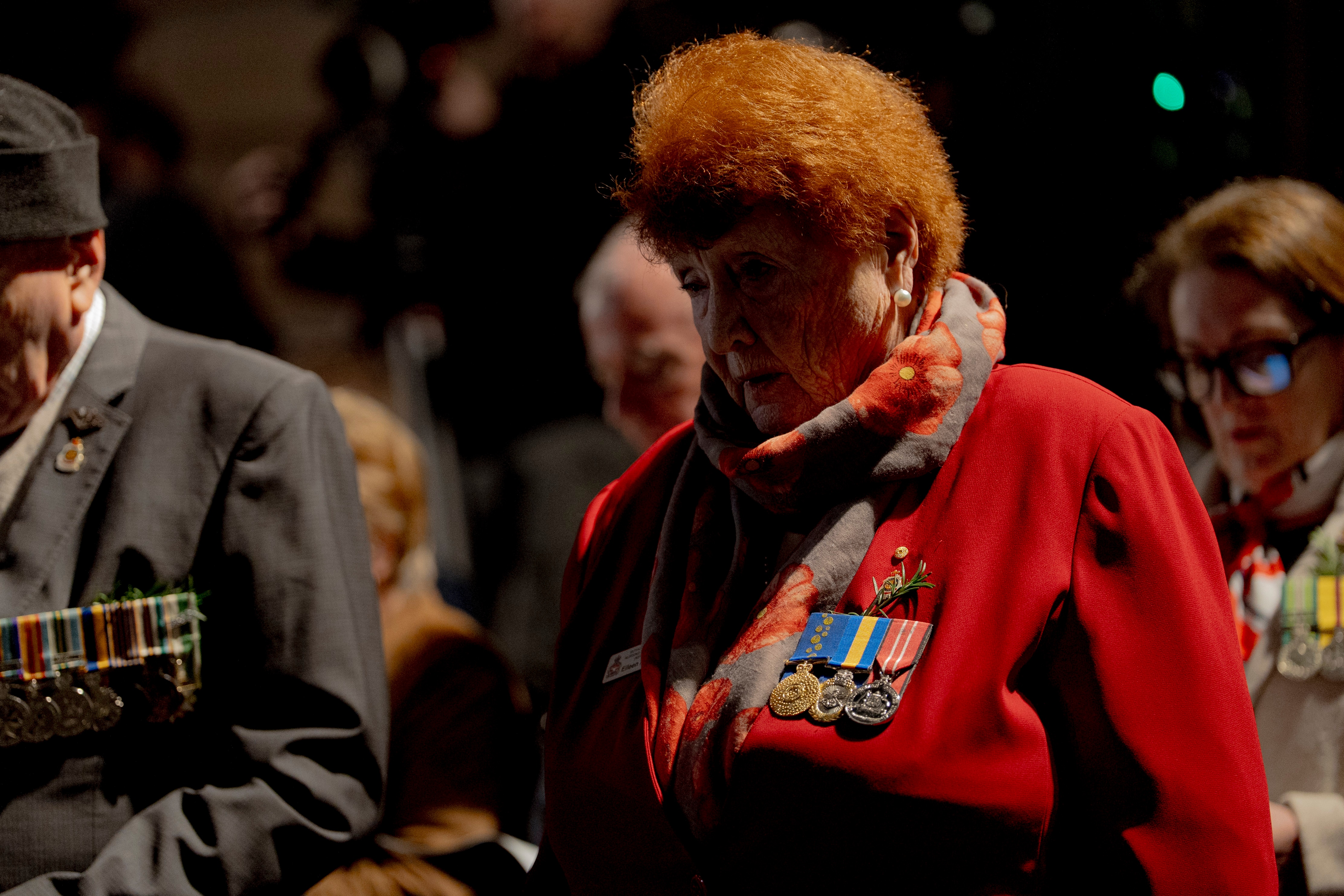 La gente se reúne para un servicio del Día de Anzac en Martin Place en Sydney.