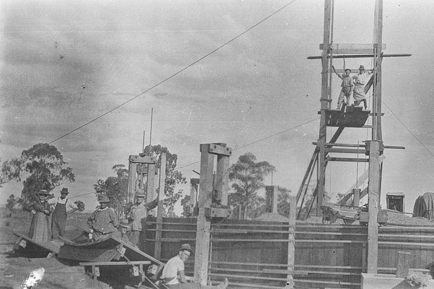 Workmen at Peak Hill silo construction site.