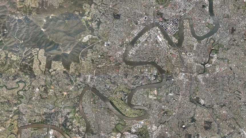 An aerial photo shows the Brisbane River at normal levels, and colouring.