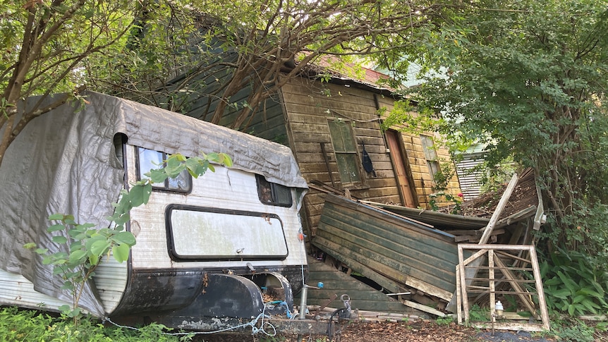 Caravan sits next to flood-affected home in North Lismore.