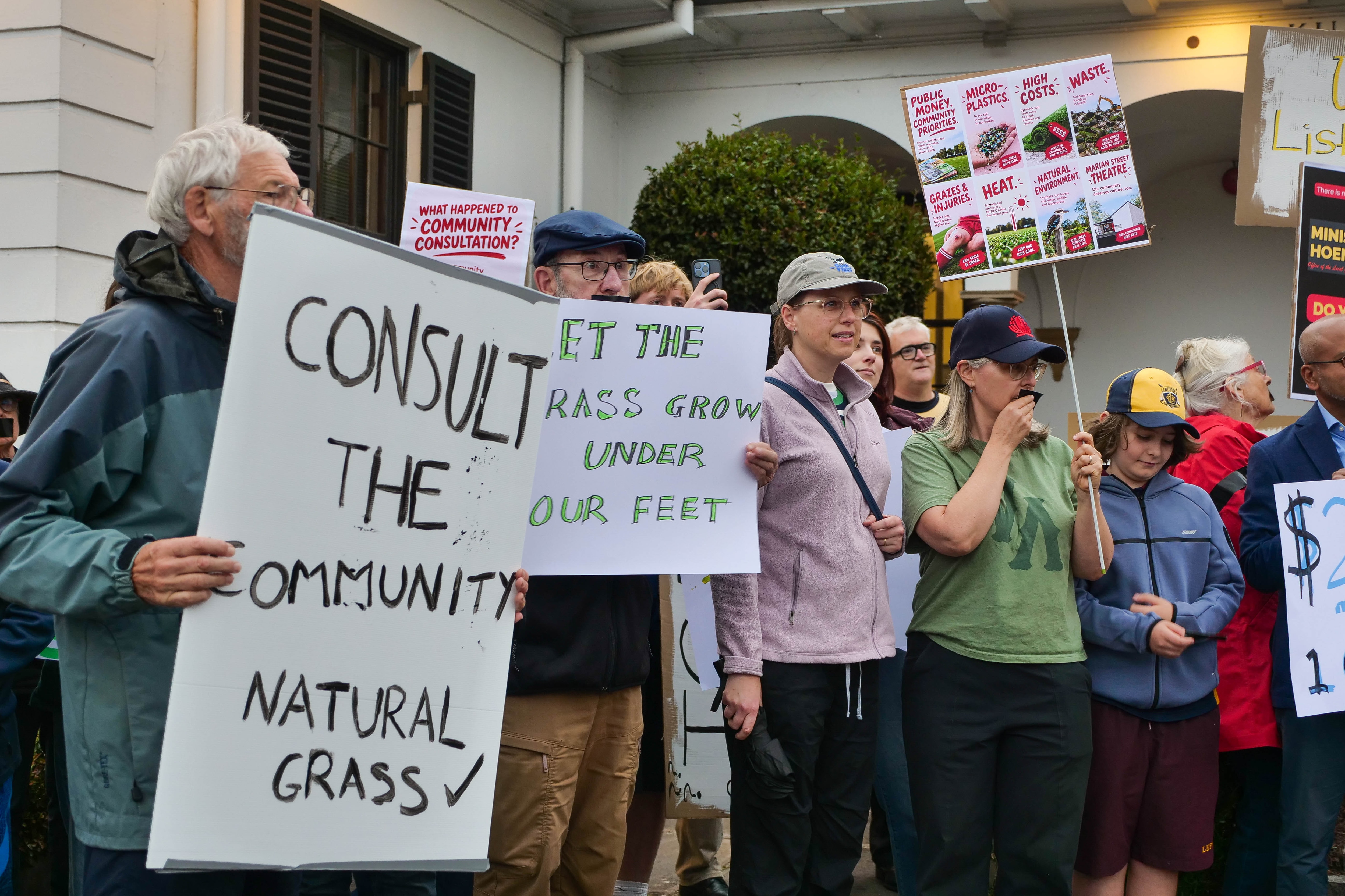 Sydney council stares down protest in push for synthetic football field - ABC News & Headlines – Australian Broadcasting Corporation