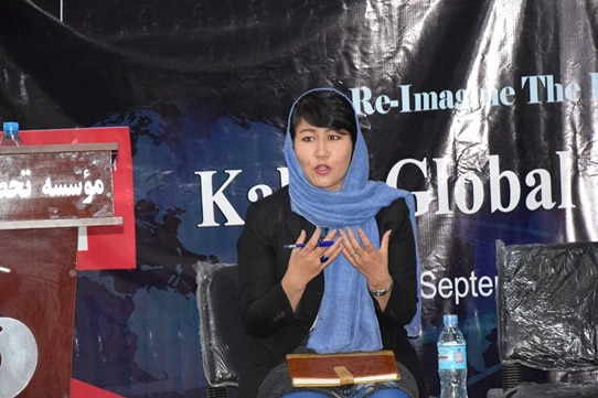 Mitra 2018 年在喀布尔发表演讲的照片。 