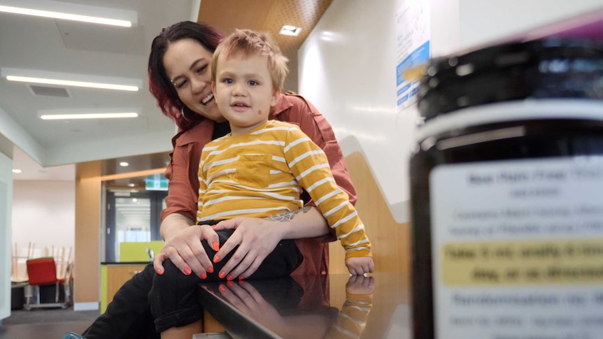 Perth mother Kaylah Sadler with her son Onyx at Perth Children's Hospital in August 2020.