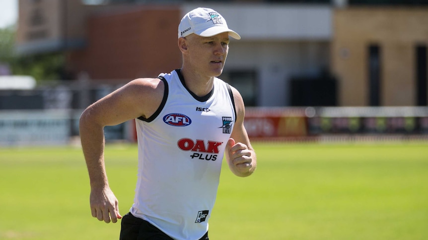 Robbie Gray runs laps at Port Adelaide's pre-season training at Alberton Oval on November 27, 2017.