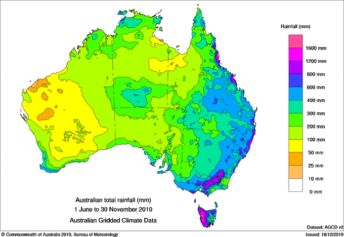 Map of Australia: Blues and greens spreading across most of the eastern two thirds of the country