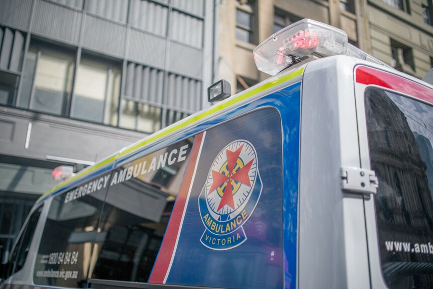 一辆救护车抵达墨尔本市区。