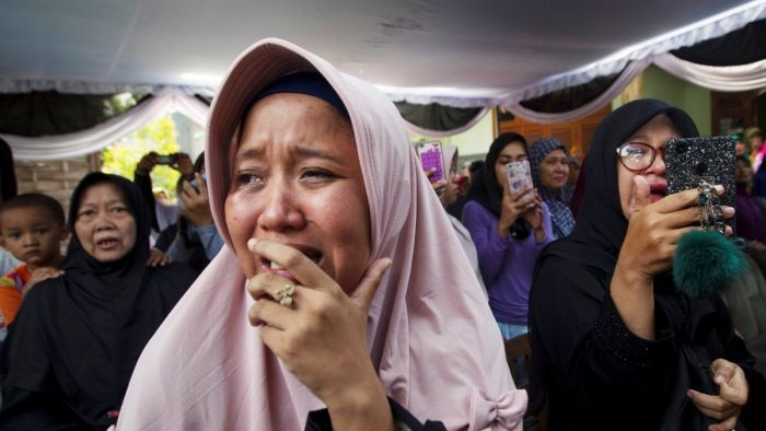kerabat menangis di pemakaman korban musibah jatuhnya pesawat Lion Air