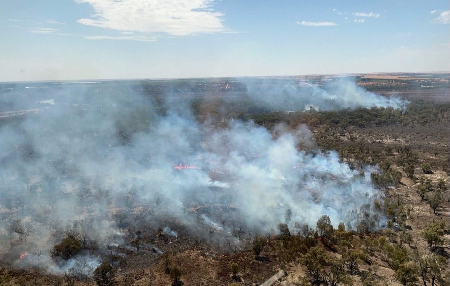 Fumaça de dois incêndios diferentes em área ribeirinha.