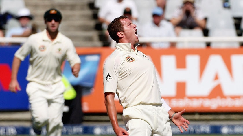 Peter Siddle took a sharp return catch to dismiss Imraan Khan for 20.