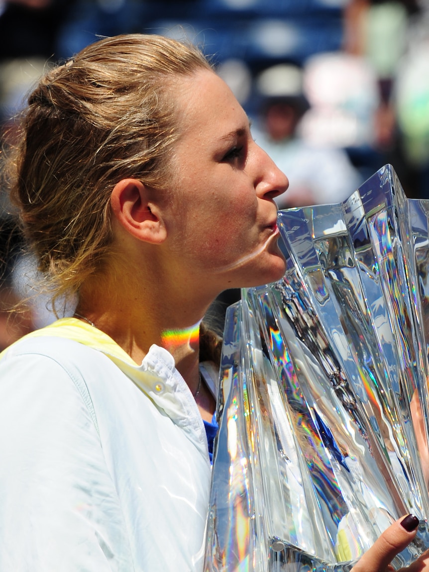 Victoria Azarenka kisses the Indian Wells trophy