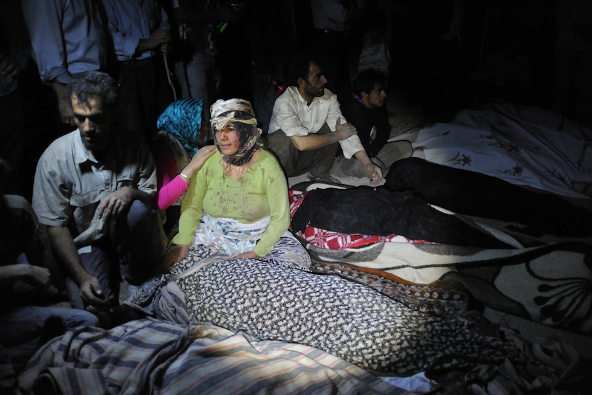 Iranians mourn quake victims
