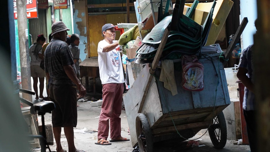 Kalijodo residents salvaging their belongings before eviction