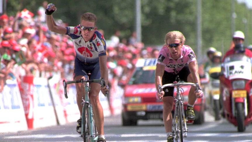 Rolf Soerensen of Denmark (L) wins stage 14 of the 1994 Tour de France, ahead of Australia's Neil Stephens.