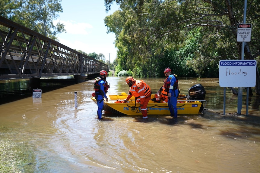 SES crews deploy a dinghy at the Forbes Iron Bridge on the Lachlan River