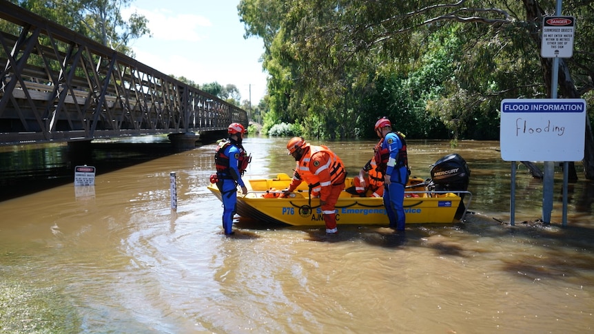 SES crews deploy a dinghy at the Forbes Iron Bridge on the Lachlan River