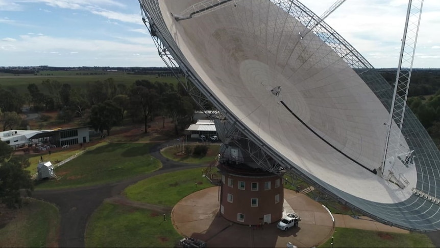 位于新州的乡间小镇帕克斯（Parkes）有一座曾经是南半球最大的太空望远镜。50年前电视转播美国宇航员阿姆斯壮登月壮举的信号就来自于此。