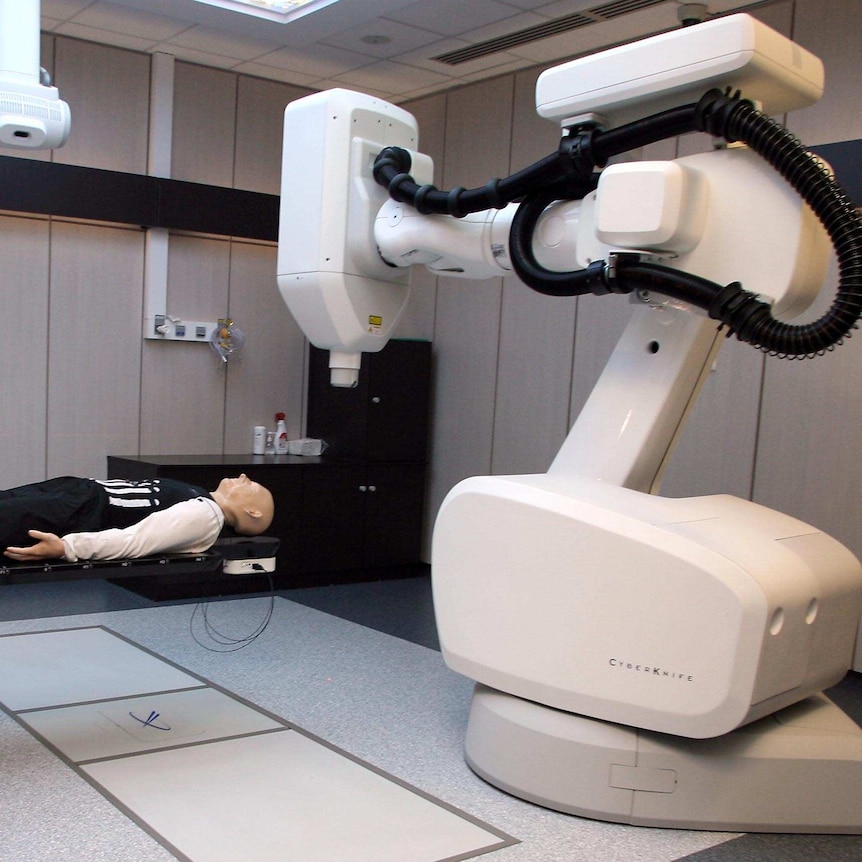 The CyberKnife precisely targets tumours with radiation doses, reducing the impact on surrounding tissue.