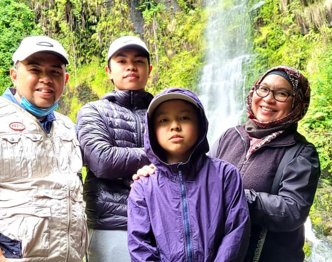 Erna Karlini dan keluarga