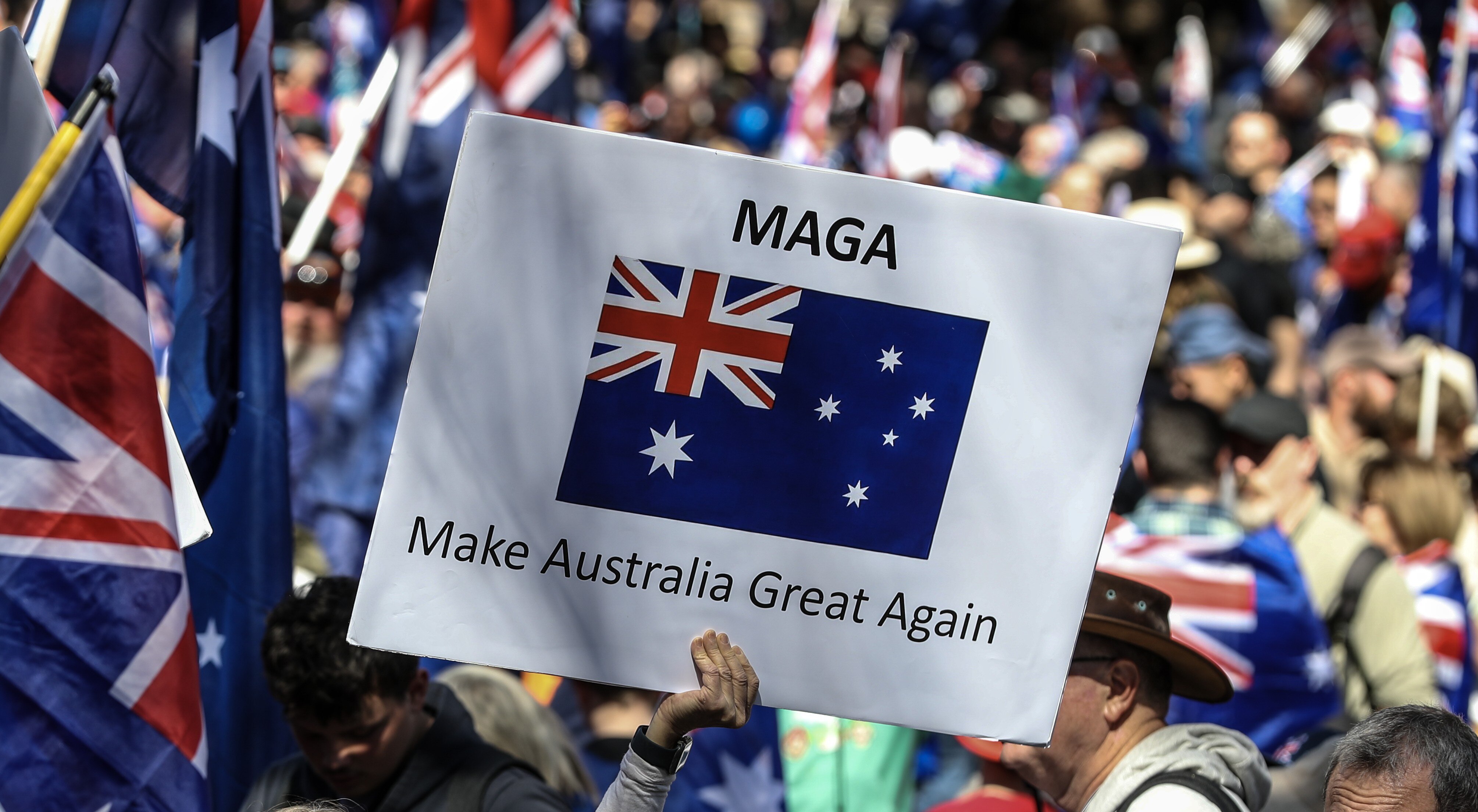 "호주를 위한 행진" 집회에서 "호주를 다시 위대하게 만들자"라고 쓰인 플래카드를 든 시위자