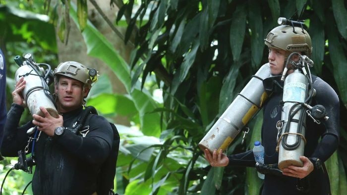 penyelam yang akan melakukan pencarian di gua Thailand membawa tangki udara