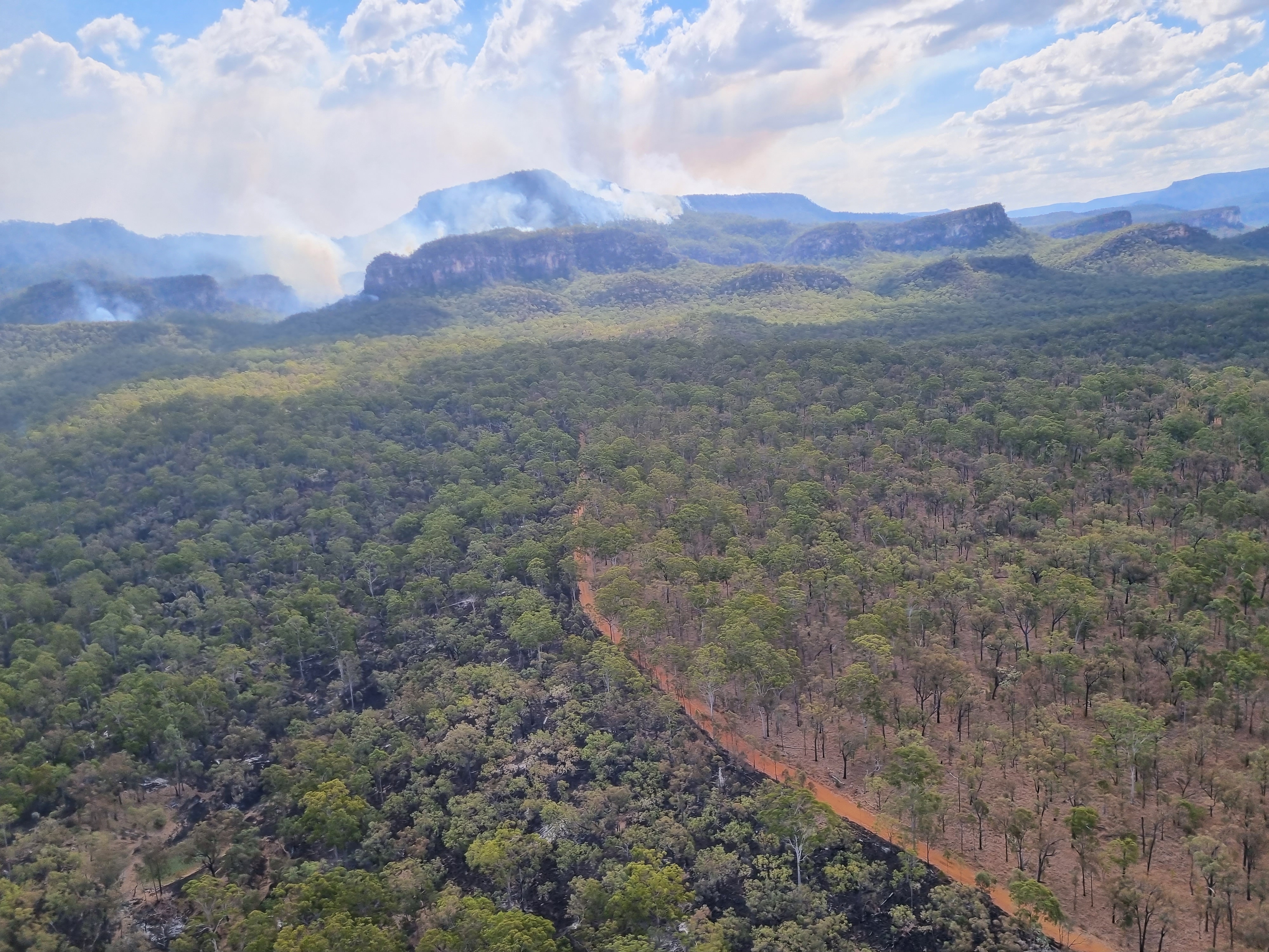 Carnarvon bushfire burns through thousands of hectares, closing
