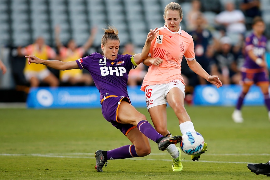 Natasha Rigby fights Dylan Holmes of Adelaide for the ball.