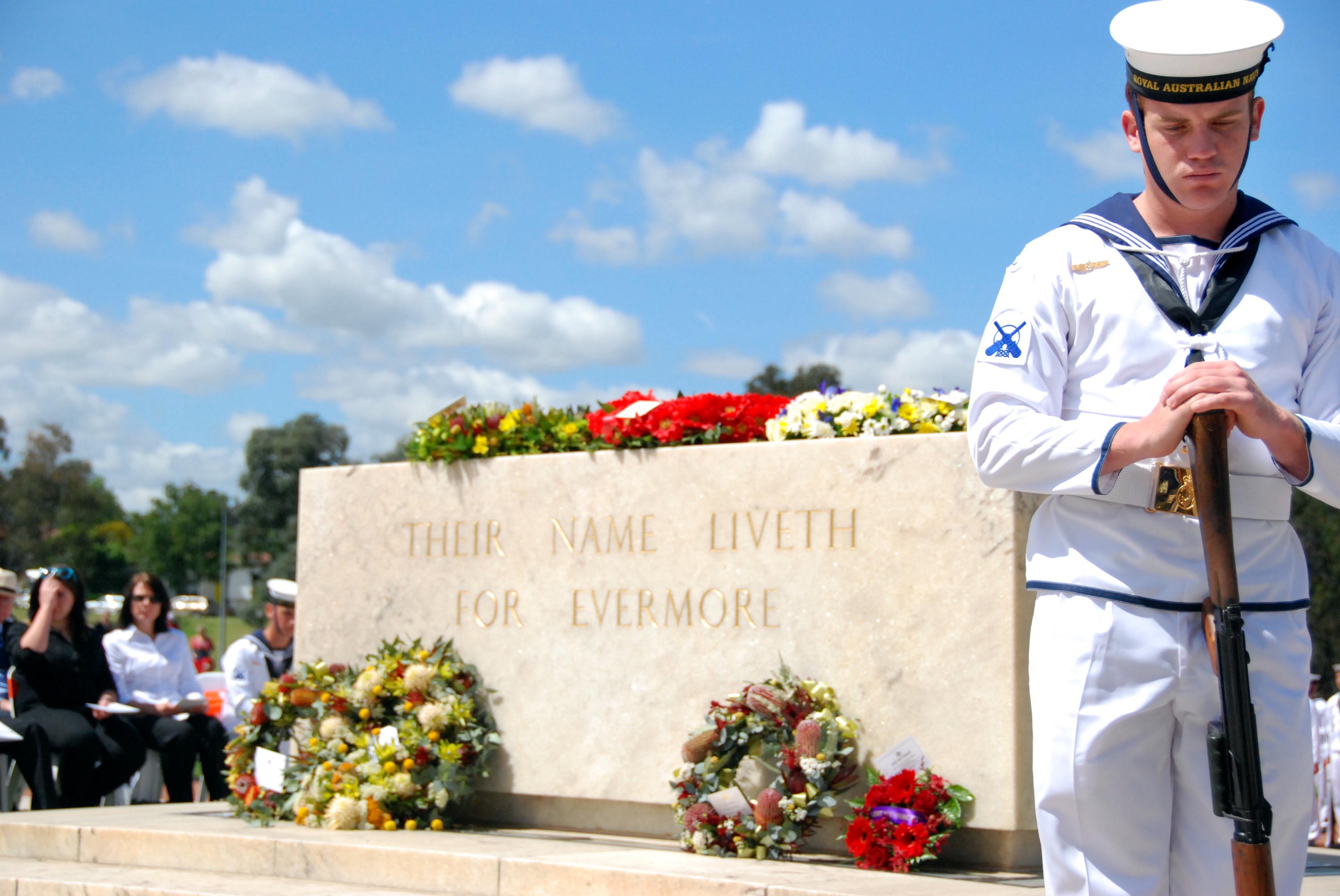 Australia pauses to remember war dead - ABC News