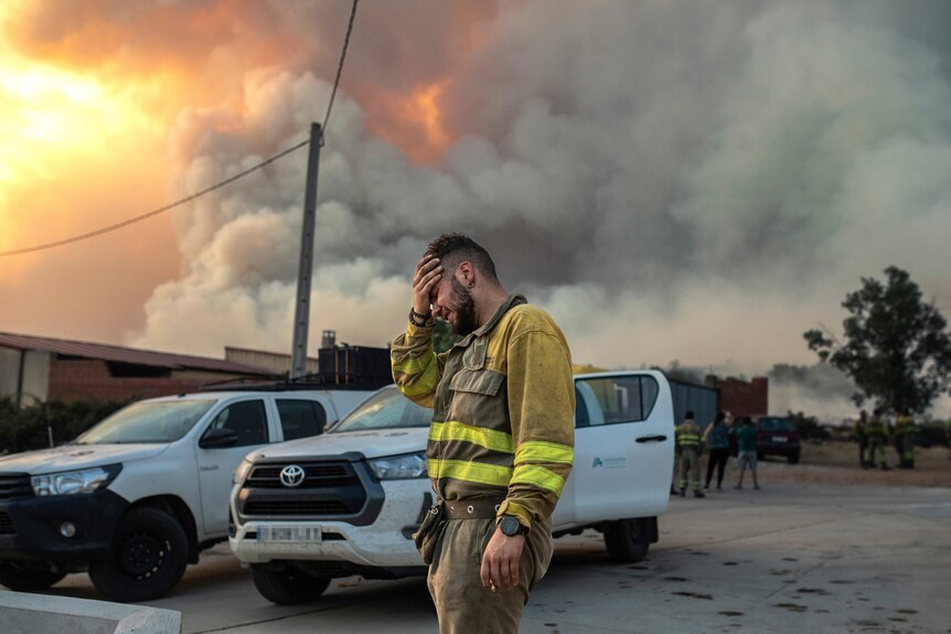 Strażak płacze w pobliżu pożaru lasu w regionie Lusacio w północno-zachodniej Hiszpanii