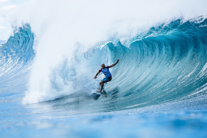 Kelly Slater surfe sur une vague à Hawaï