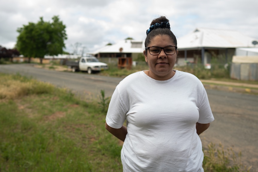 A woman wearing a white t-shirt.