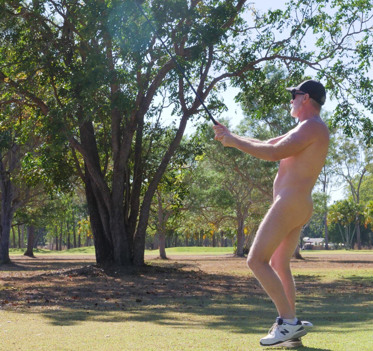 Naturists celebrate body positivity with nude golf, despite record low Darwin temperatures afbeelding