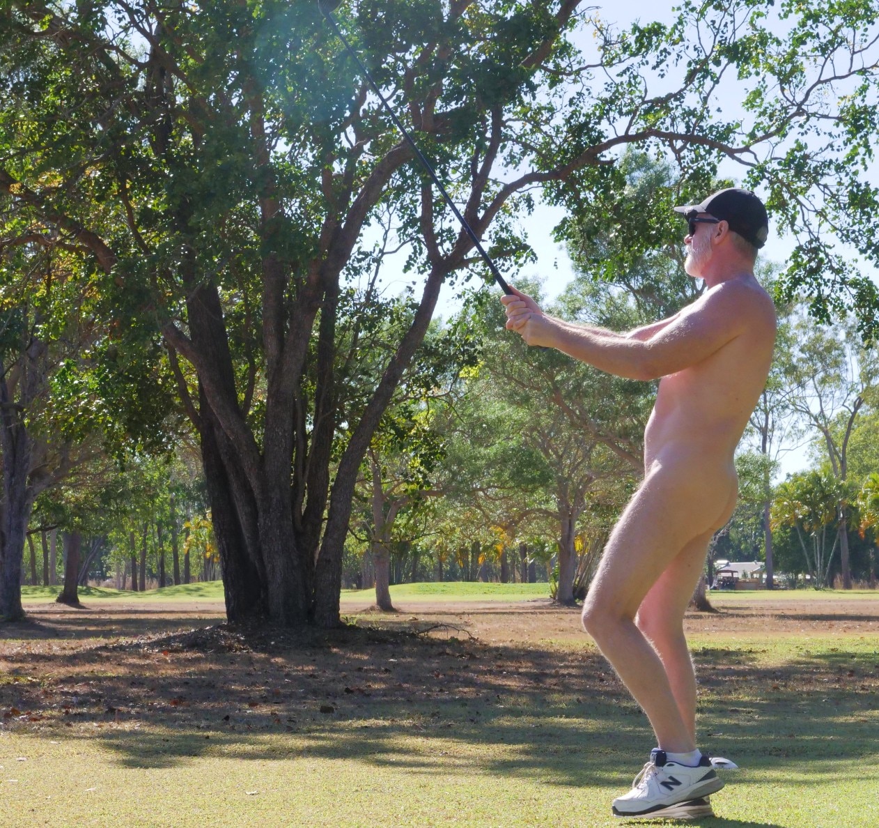 Naturists celebrate body positivity with nude golf, despite record low Darwin temperatures