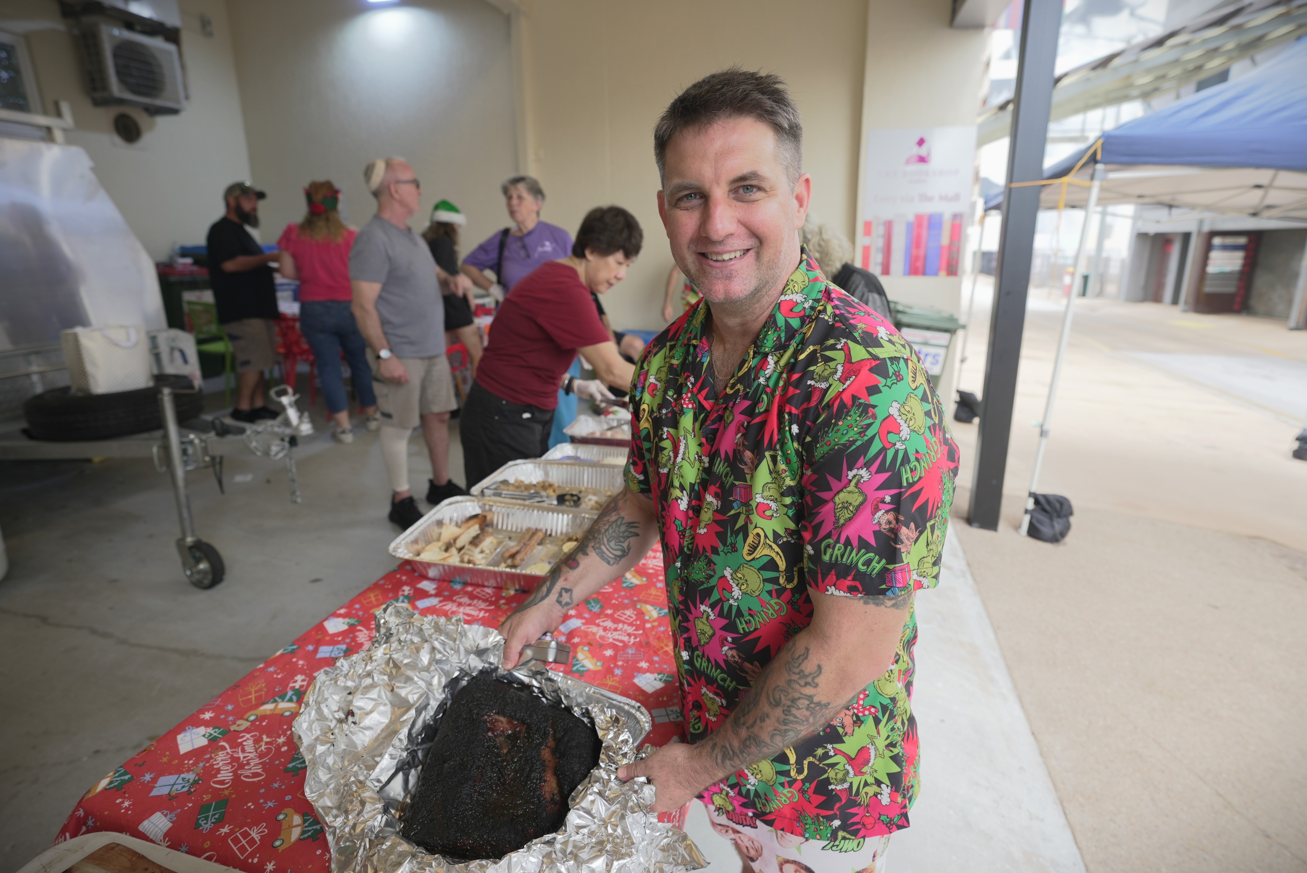 Un hombre presenta un asado muy quemado