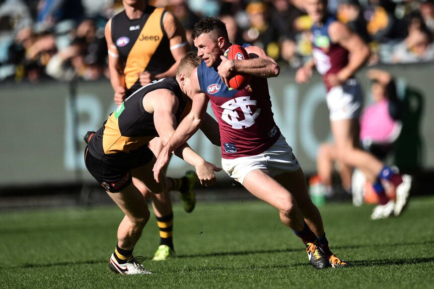 Brisbane's Pearce Hanley (R) contests the ball against Richmond at the MCG on June 25, 2016.