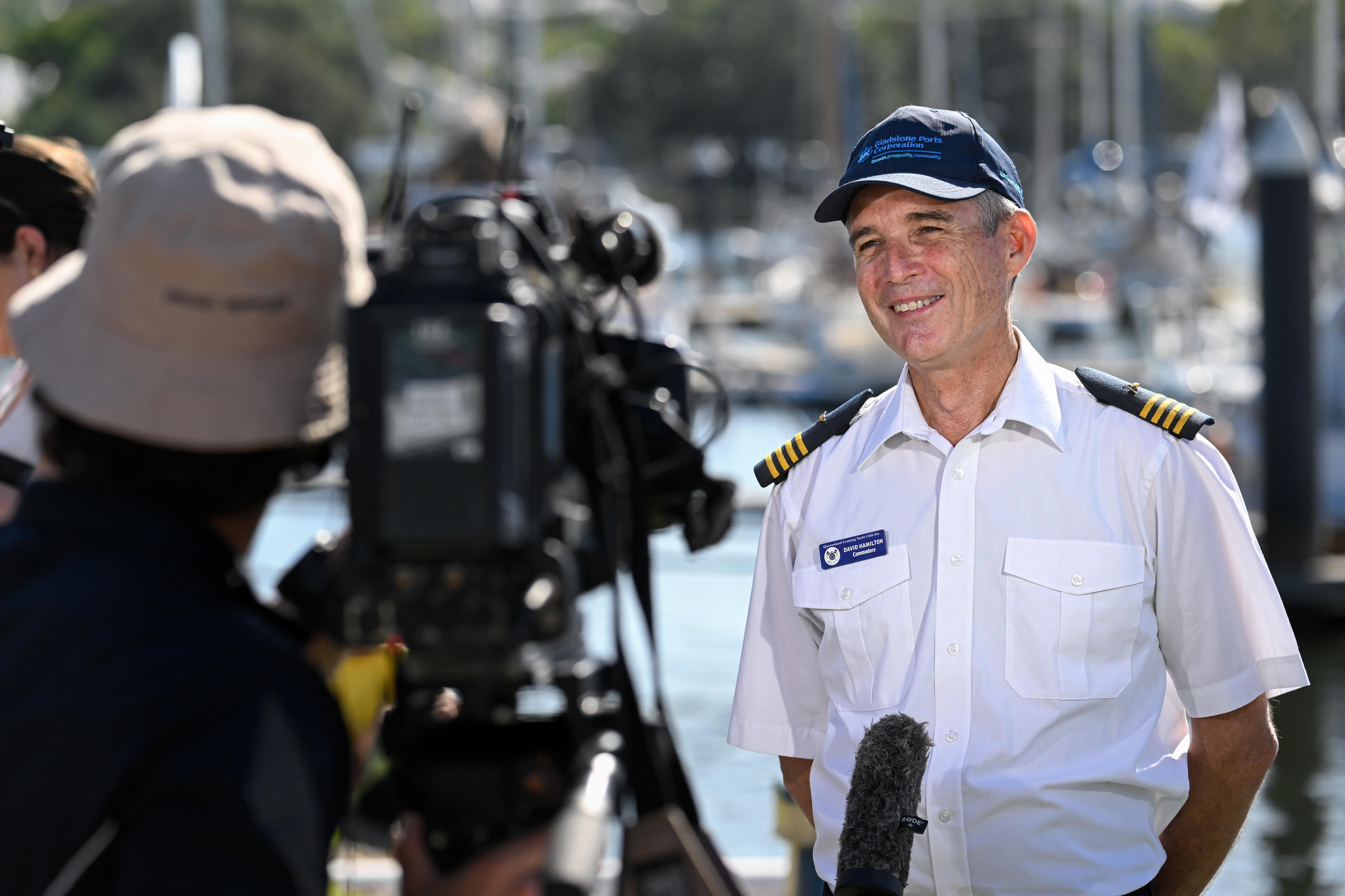 Un hombre habla con los medios en un puerto.