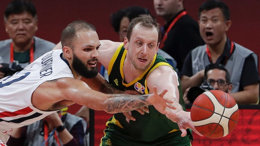 Joe Ingles contests for the ball at Basketball World Cup