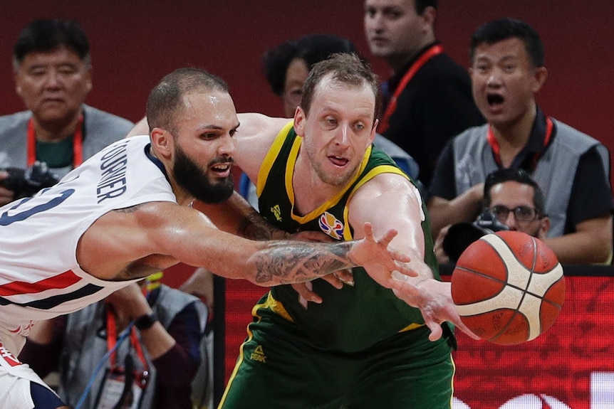 Joe Ingles contests for the ball at Basketball World Cup