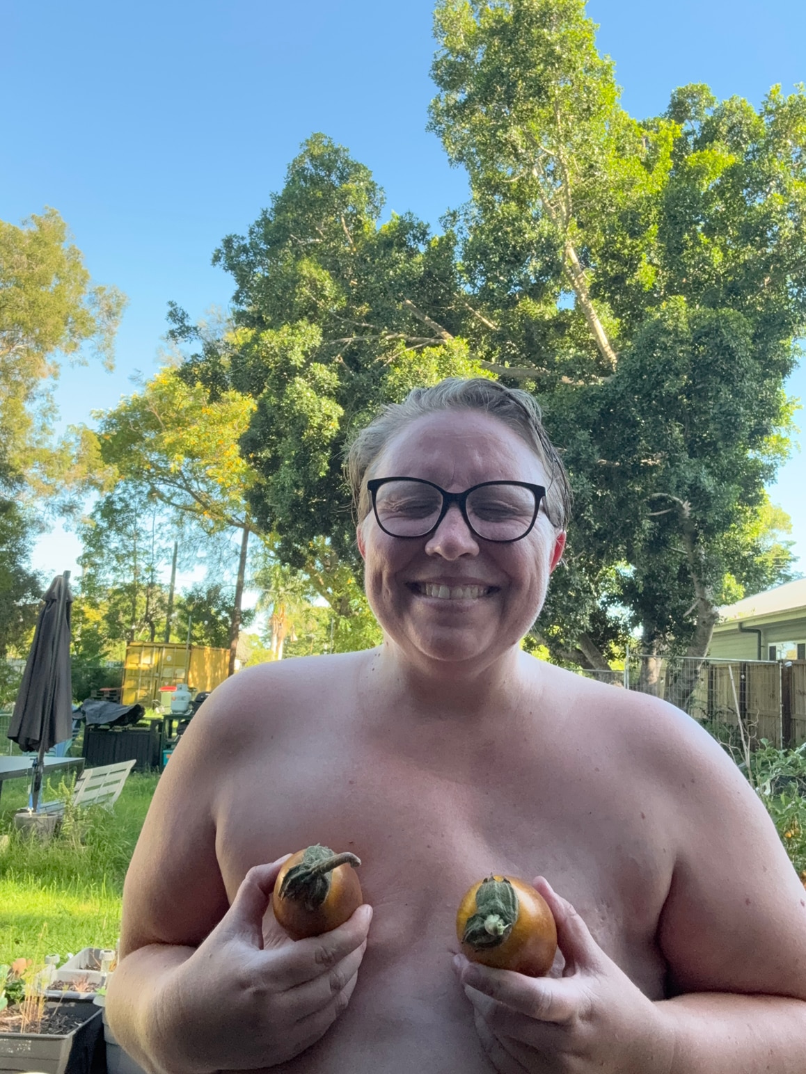 Kate Miller faz topless com berinjelas no peito