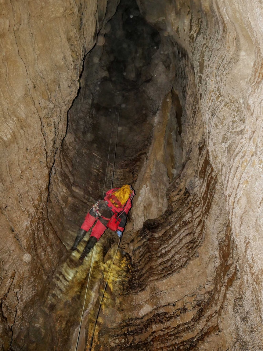 Cave rescue descent
