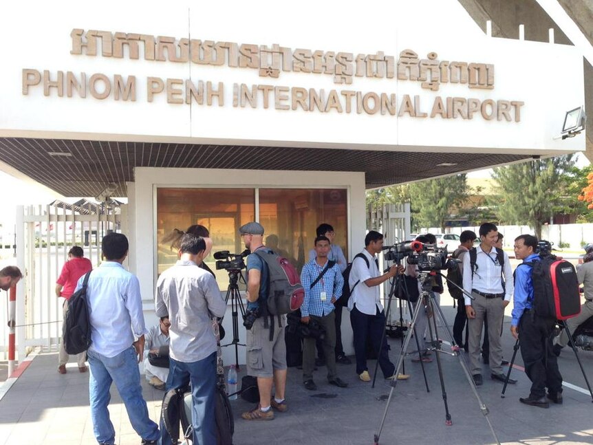 Media wait for Nauru refugees at Phnom Penh airport