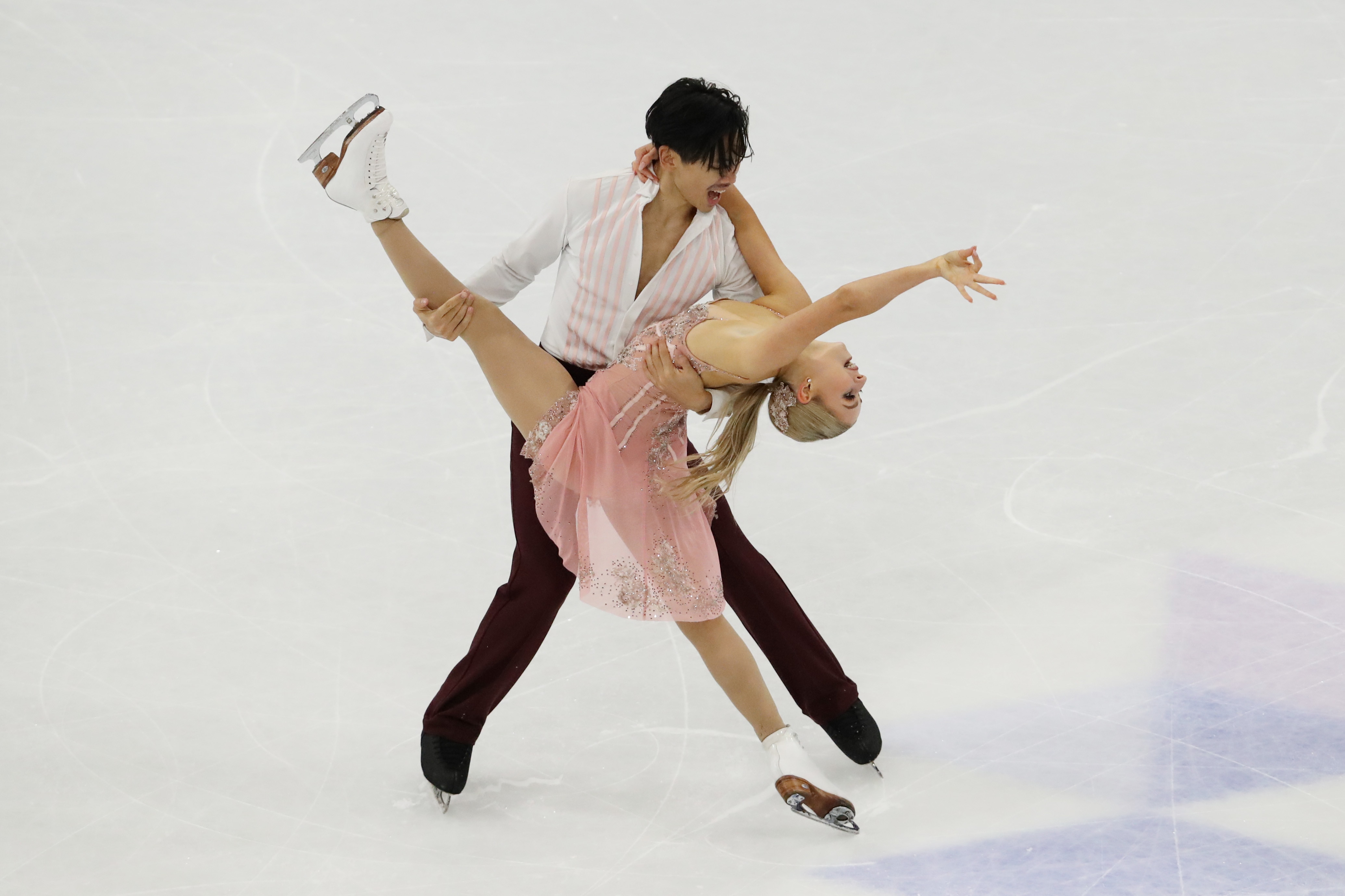 Holly Harris se inclina para trás enquanto Jason Chan segura sua perna