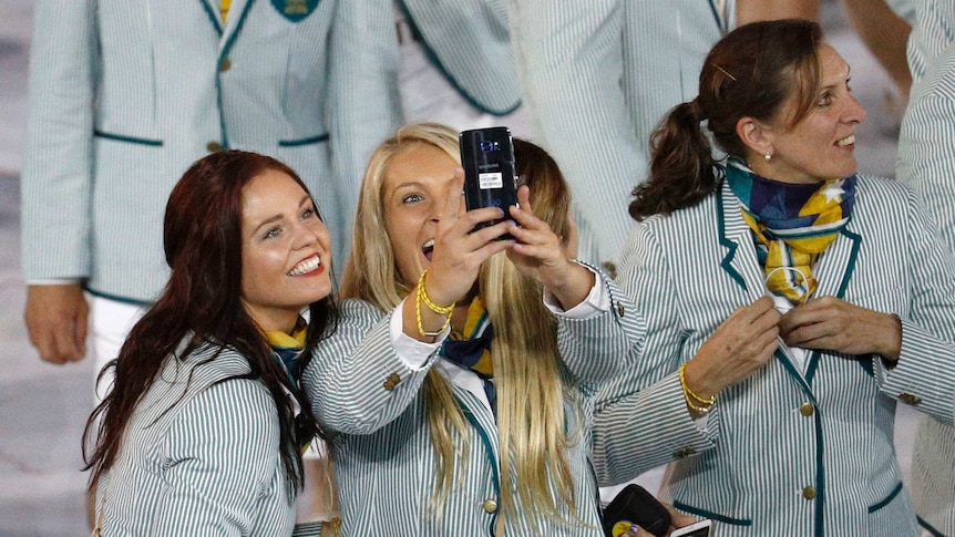 Australian athletes take selfies