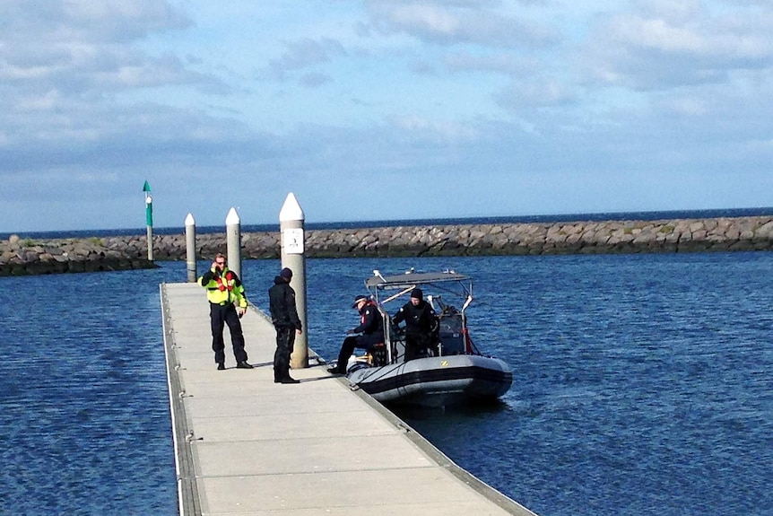 Dive team returns after fishermen search