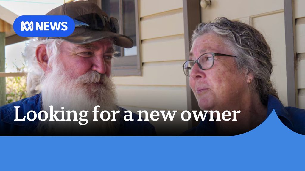 Looking for a new owner: A man an a woman – both with grey hair – look at each other with affectionate smiles.
