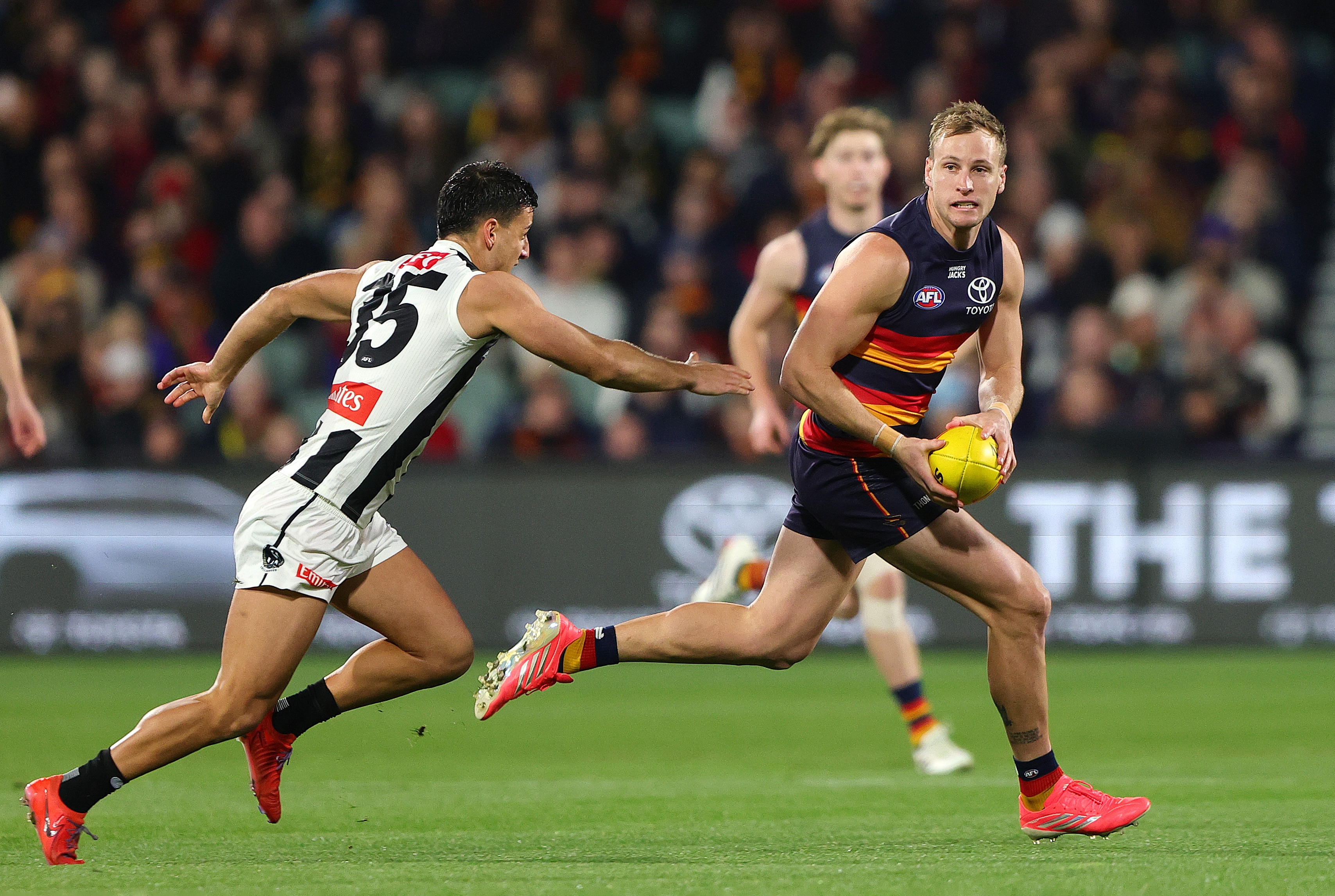 Live: Quaynor booed by Crows fans despite pleas in crunch Pies clash