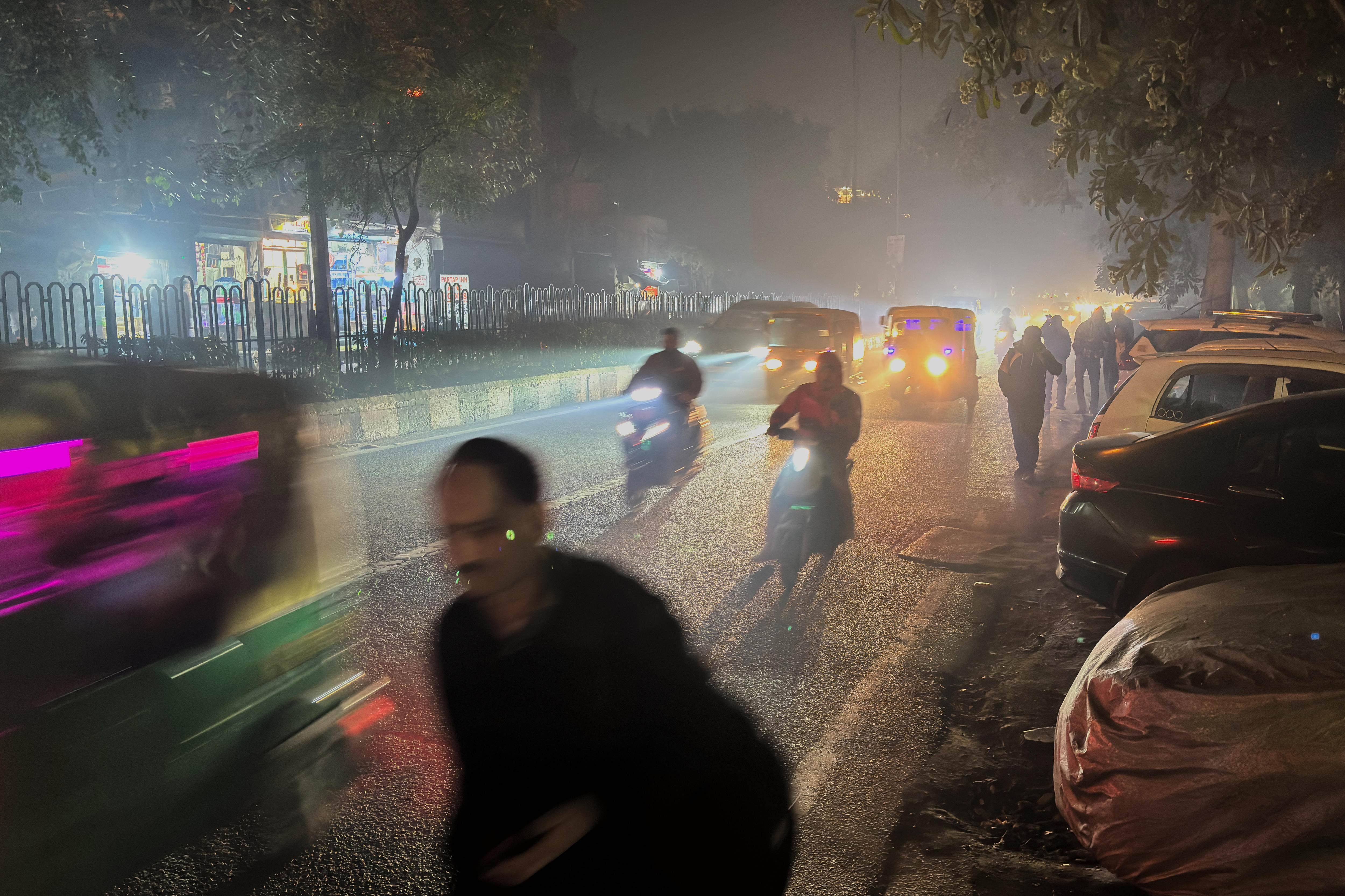 Una foto del tráfico nocturno en Delhi.