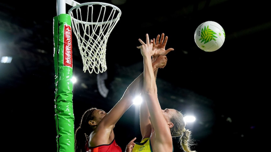 England's Geva Mentor and Australia's Caitlin Bassett compete for the ball in the netball final.