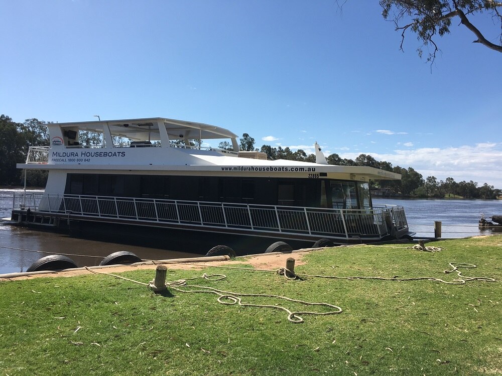 Flooding Murray River forces houseboats to the Darling ABC News