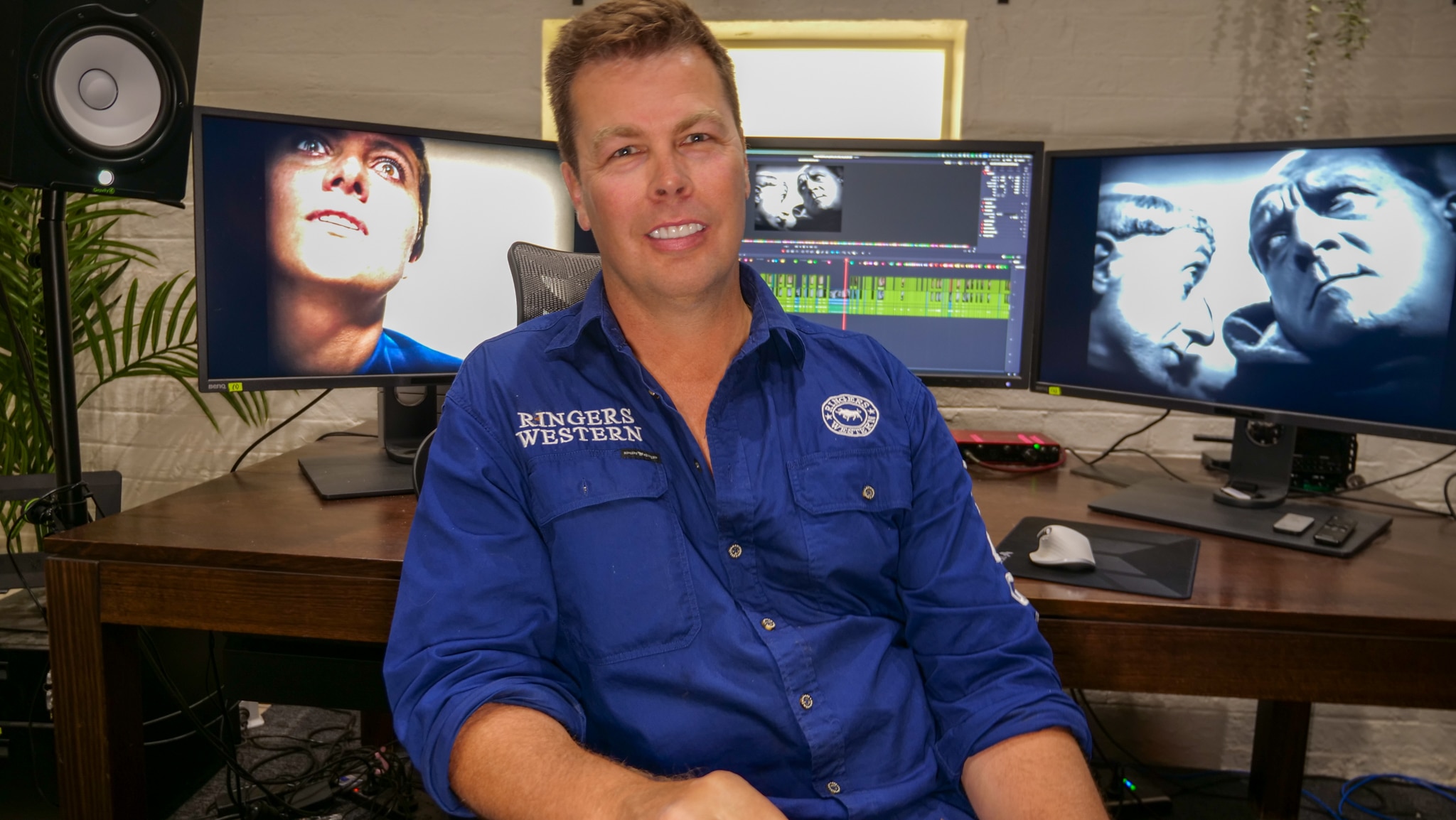 Un hombre sentado frente a su computadora.